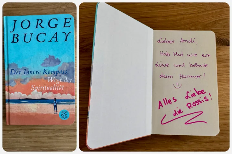 Buch „Der innere Kompass – Wege der Spiritualität“ mit handschriftlichen Widmung: „Hab Mut wie ein Löwe und behalte deinen Humor! – Alles Liebe, die Rossis.“
